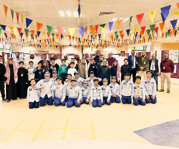 نشاط طلابي جماعي داخل المدرسة