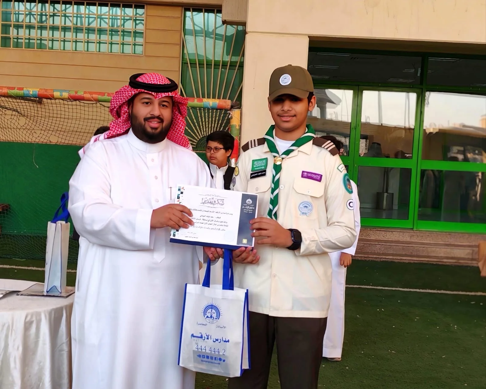 تكريم الفائزين في مسابقة فرسان الإلقاء بمدارس الأرقم بالرياض