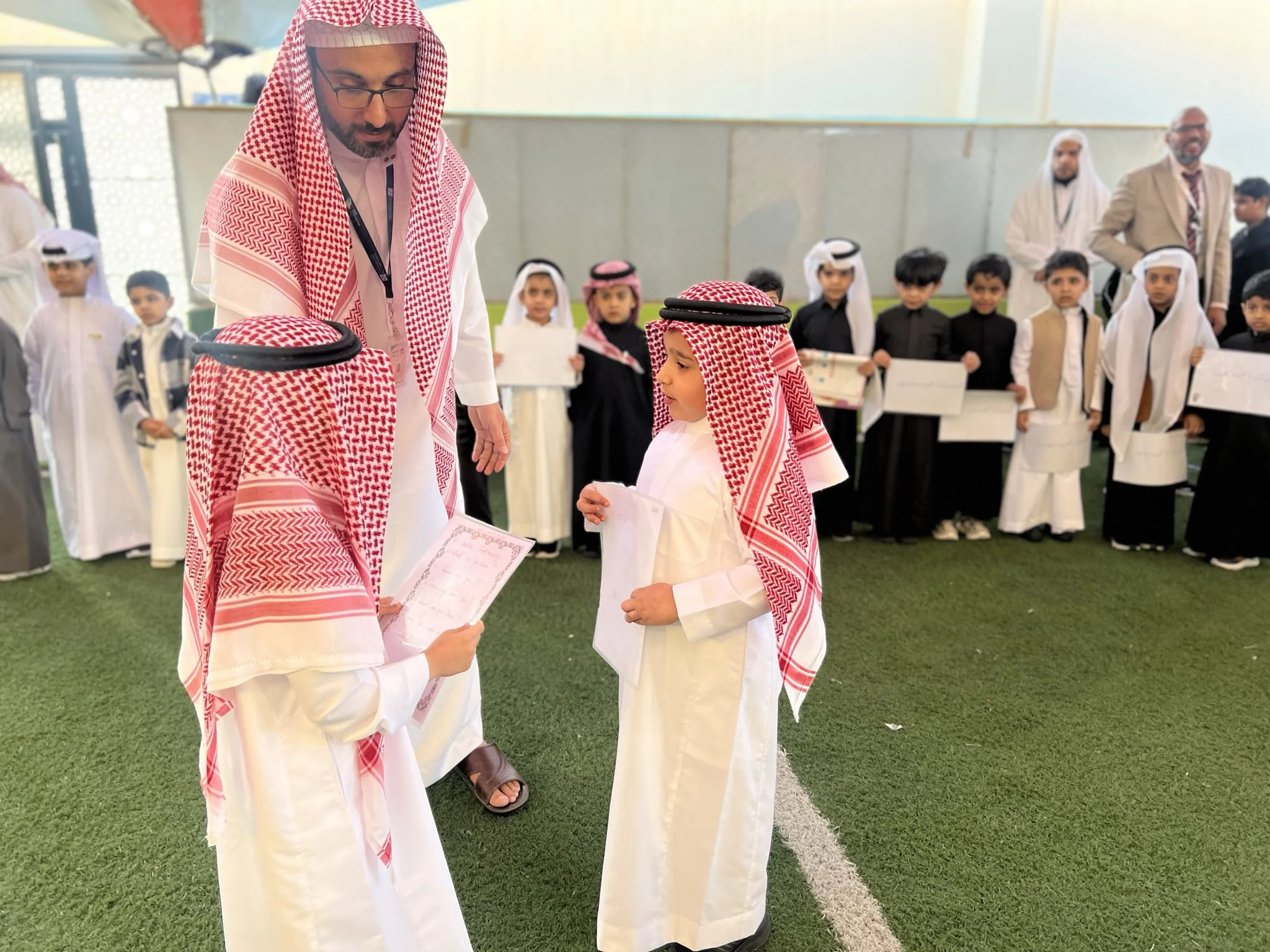 إذاعة مدرسية لطلاب الصف الأول في مدارس الأرقم | أنشطة طلابية مميزة
